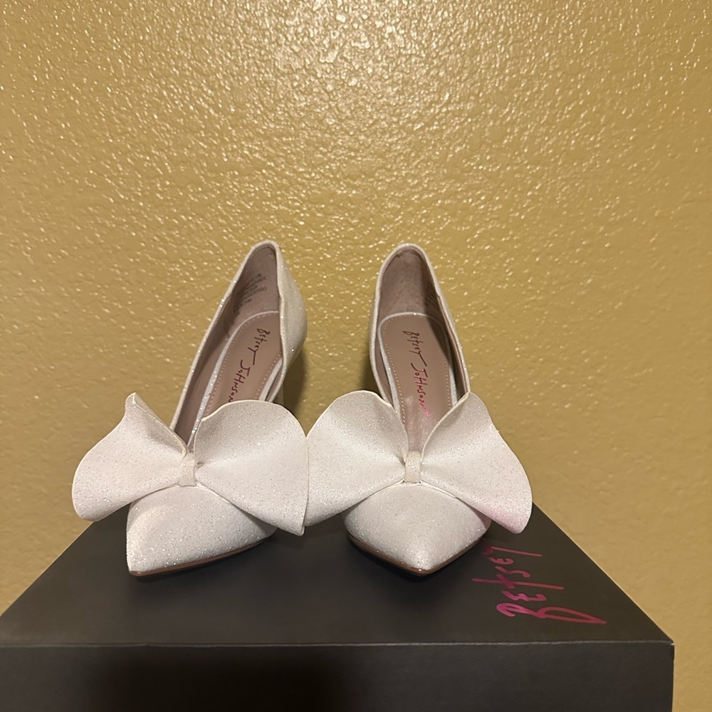 Betsey Johnson Ivory Glitter Pointed-Toe Bow Heels NWT - Picture 8 of 11